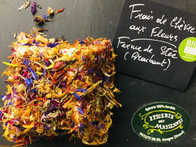 frais - chèvre aux fleurs